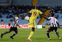 Lacina Traore (center)