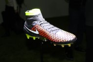 magista_black_red