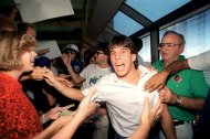 ORG XMIT: S11A7F28B lovers greet Tatu as he therefore the Dallas Sidekicks group arrive at DFW after their particular 1987 MISL title. 03232003xSPORTS